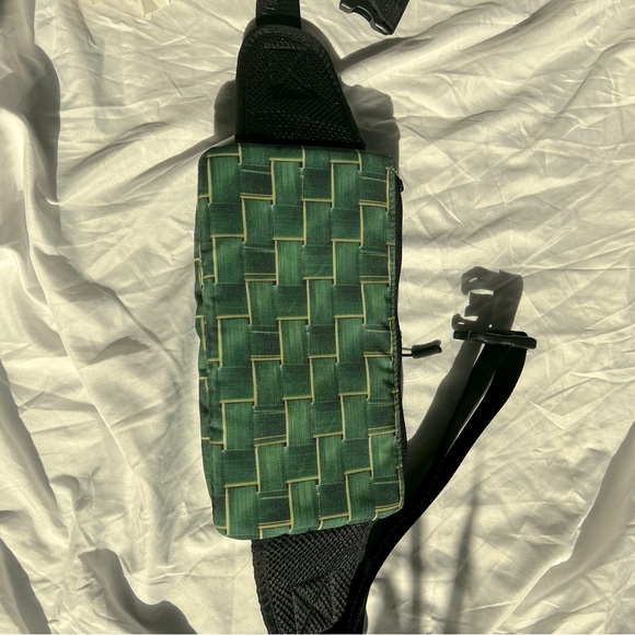 Rare Basket weave graphic belt bag - Picture 6 of 13